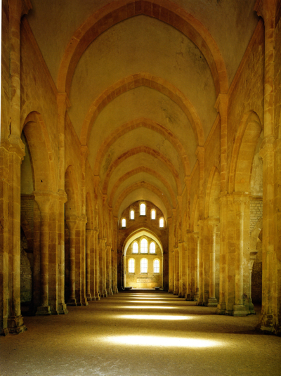ehem. Zisterzienserkloster Fontenay, gegr. 1118, err. um 1130-50, Mittelschiff Richtung Osten. Abb. aus: Jean-Francois Leroux-Dhuys, Die Zisterzienser, K&ouml;ln 2006, S. 194