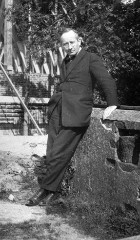 Hugo H&auml;ring auf der Baustelle in Garkau, 1924